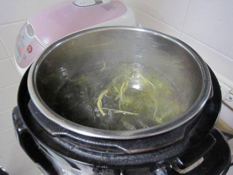 野生荠菜排骨汤步骤6