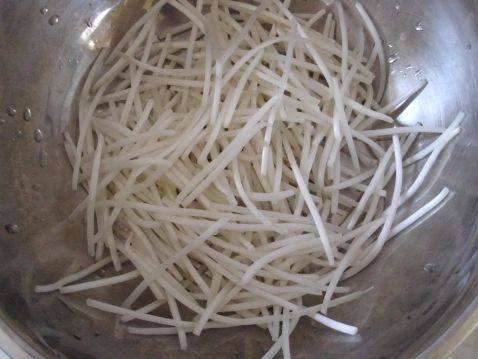 香菇青椒炒银芽步骤1