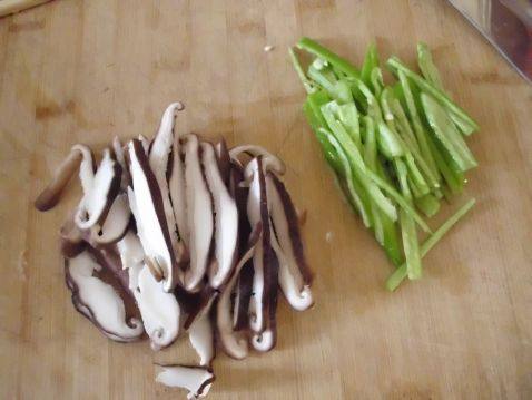 香菇青椒炒银芽步骤2