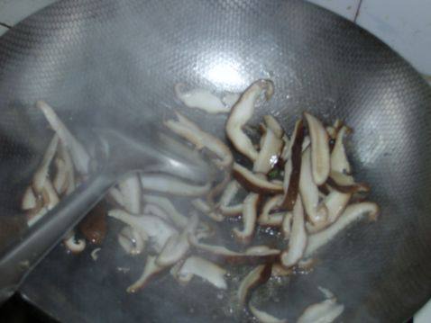 香菇青椒炒银芽步骤3