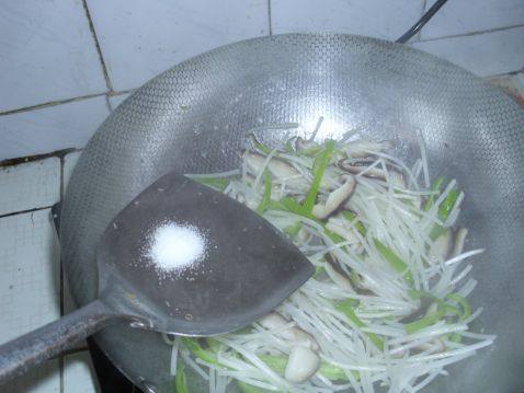 香菇青椒炒银芽步骤6