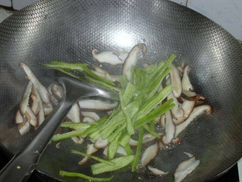 香菇青椒炒银芽步骤4