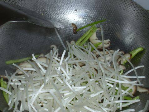 香菇青椒炒银芽步骤5