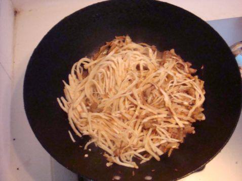 白菜肉炒饼步骤8