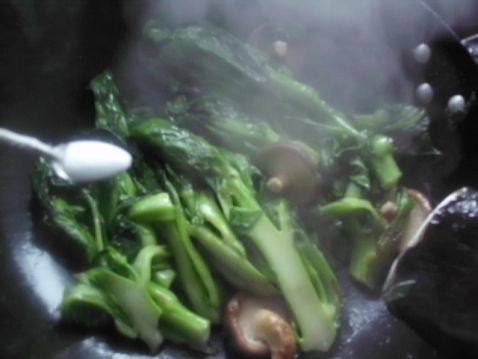 青菜柳炒香菇步骤5
