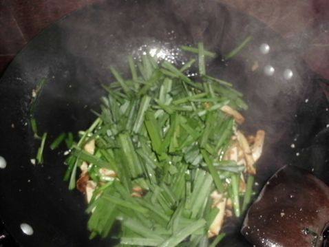 韭菜炒酱干步骤7