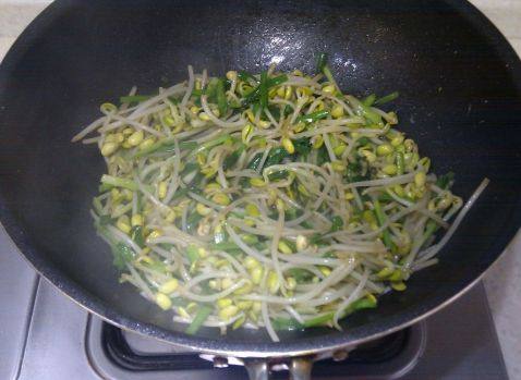 韭菜炒黄豆芽步骤4