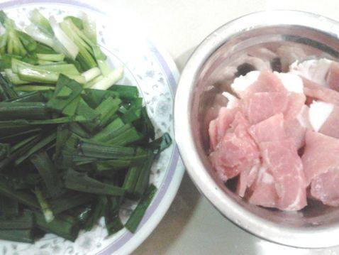 韭菜炒肉片步骤1