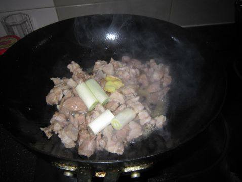 红烧羊肉炖青萝卜步骤3