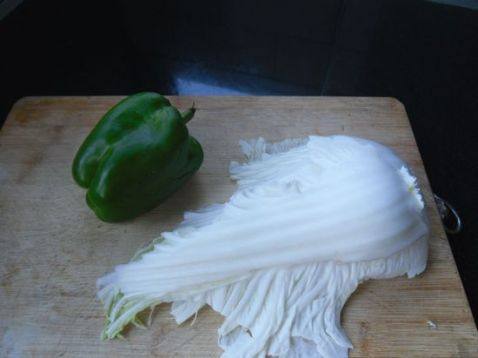 胡萝卜青椒白菜片步骤1