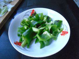 胡萝卜青椒白菜片步骤3