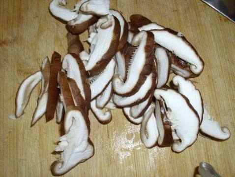 肉末香菇炒青椒步骤1