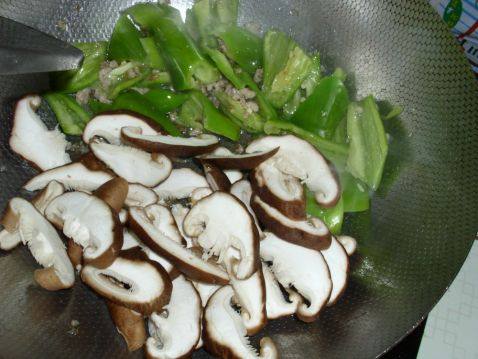 肉末香菇炒青椒步骤5