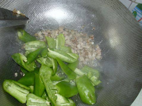 肉末香菇炒青椒步骤4