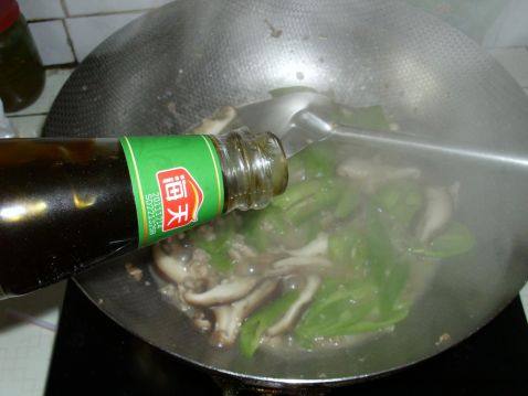 肉末香菇炒青椒步骤6