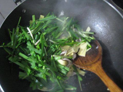 韭菜肉丝炒千张步骤5