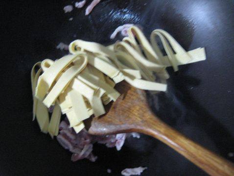 韭菜肉丝炒千张步骤4