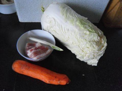 五花肉炒白菜片步骤1