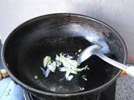 五花肉炒白菜片步骤6