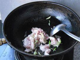 五花肉炒白菜片步骤7