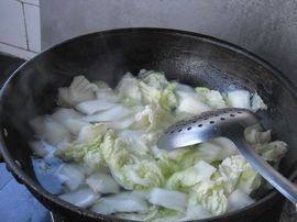 五花肉炒白菜片步骤4