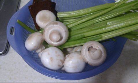 蘑菇香干芹菜步骤1