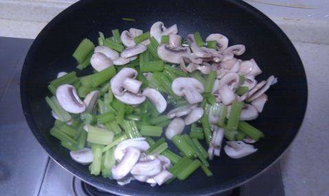 蘑菇香干芹菜步骤5