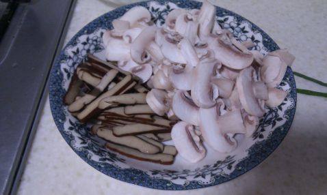 蘑菇香干芹菜步骤2
