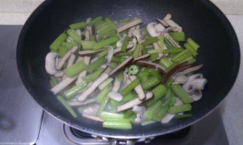 蘑菇香干芹菜步骤6