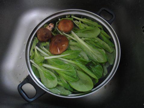 香菇小白菜步骤1
