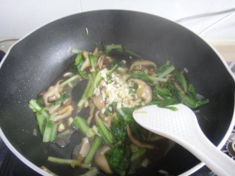 香菇小白菜步骤7
