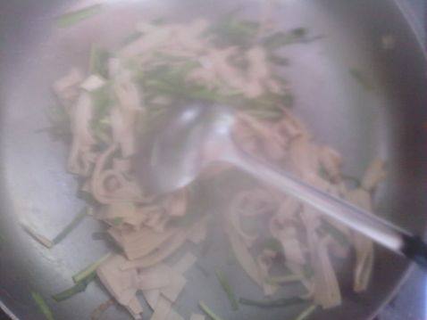 韭菜炒豆腐皮步骤5