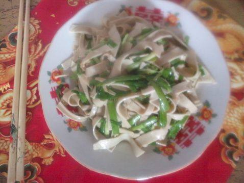 韭菜炒豆腐皮步骤6