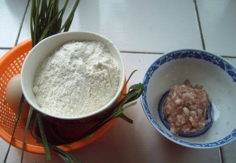 韭菜肉末葱煎饼步骤1