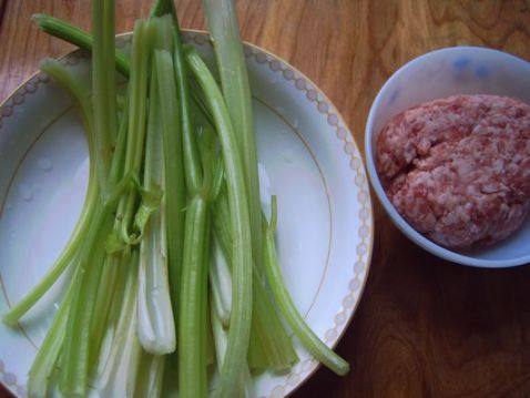 肉末炒芹菜步骤1