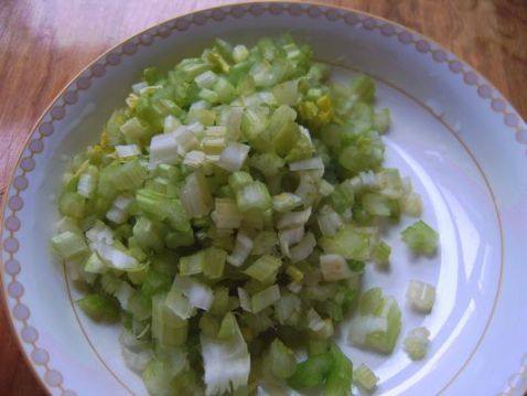 肉末炒芹菜步骤2