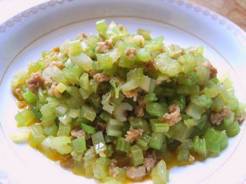 肉末炒芹菜步骤4