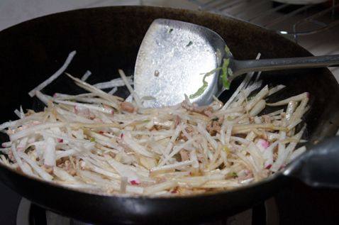 肉丝炒旱萝卜步骤6