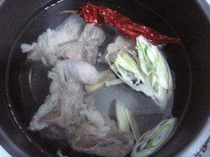 白菜豆腐炖脊骨步骤2