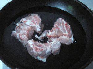 白菜豆腐炖脊骨步骤1