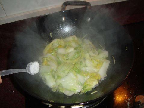 姜丝炒白菜步骤5