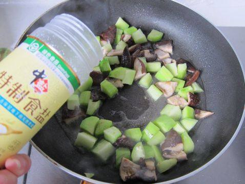 芥蓝香菇炒腰果步骤5