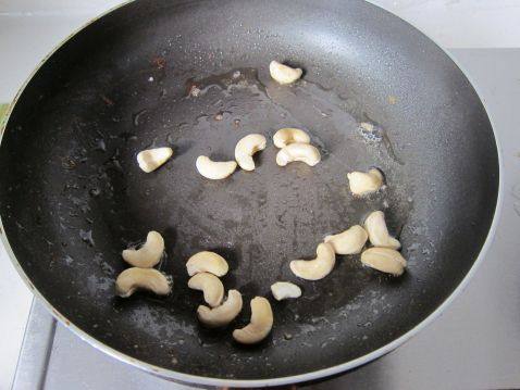 芥蓝香菇炒腰果步骤3