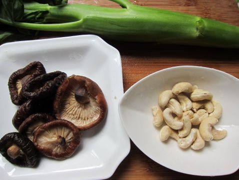 芥蓝香菇炒腰果步骤1