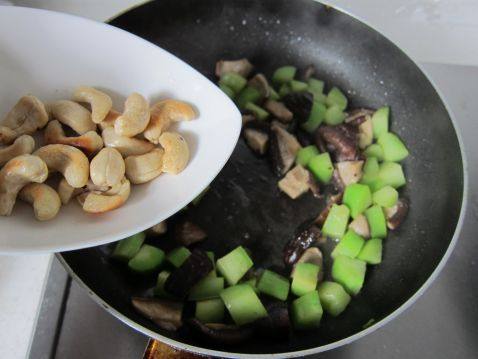 芥蓝香菇炒腰果步骤8