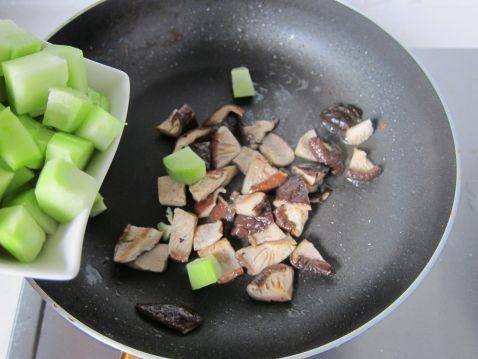 芥蓝香菇炒腰果步骤4
