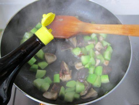 芥蓝香菇炒腰果步骤6