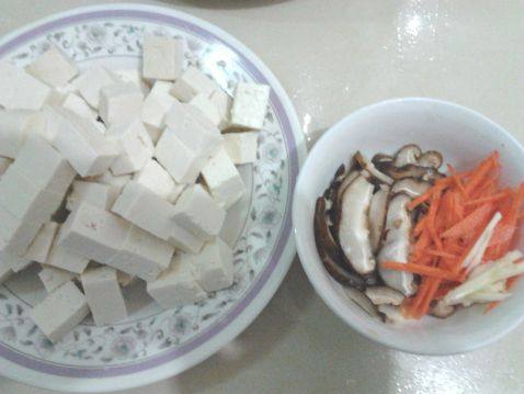 香菇炒豆腐步骤1