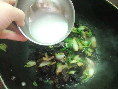白菜木耳的做法步骤3