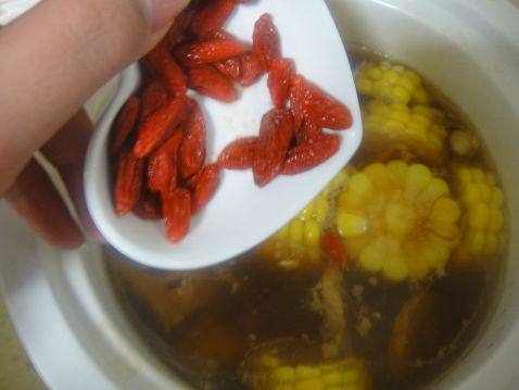虫草花玉米排骨汤步骤9